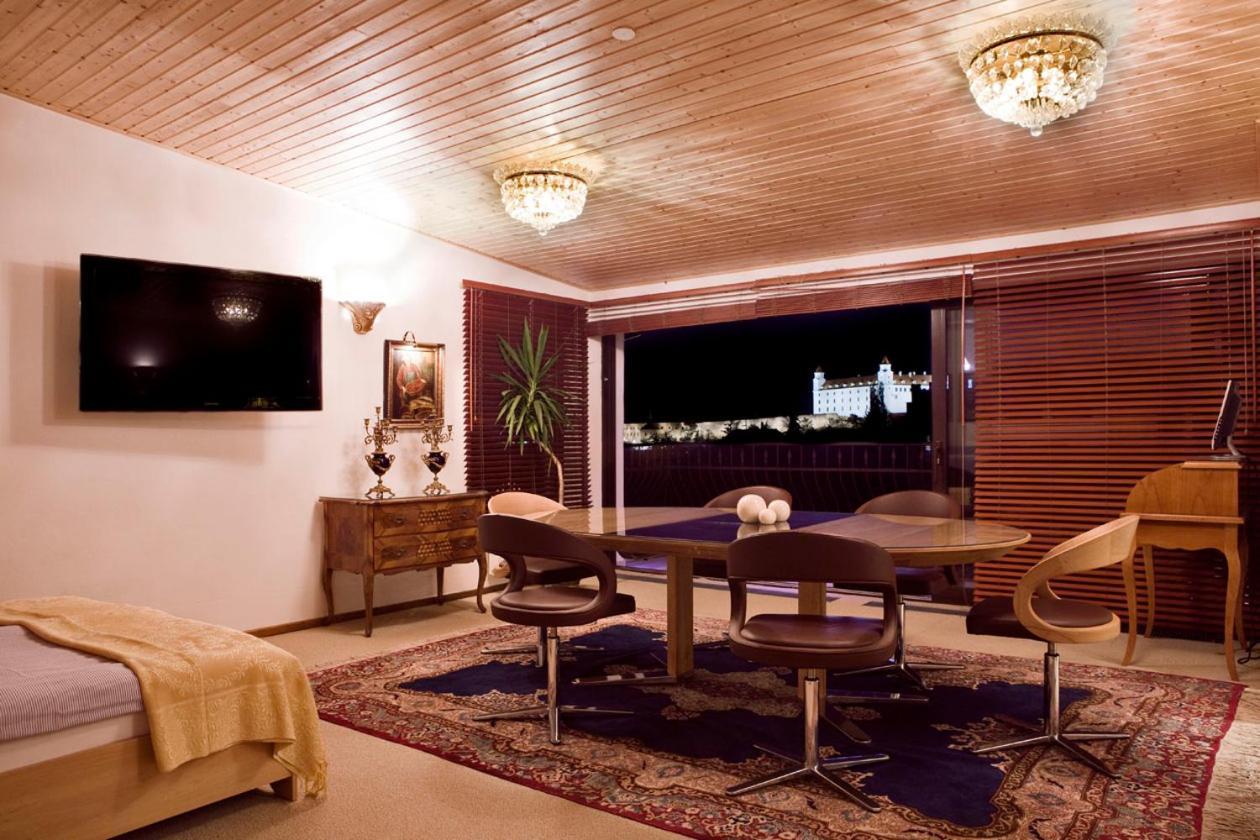 Panoramic Castle Suite With Free Private Parking ブラチスラヴァ エクステリア 写真